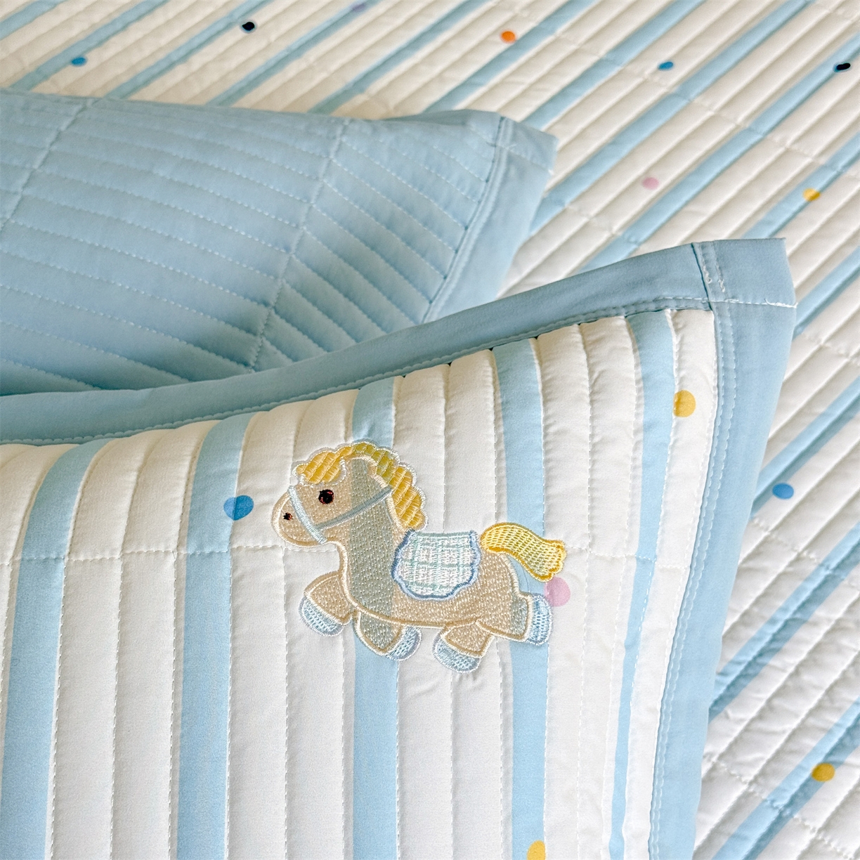 91家纺网 家纺一手货源 找家纺 优贝家纺 2026新款高克重水洗棉云感棉印+贴布绣卡通床盖夹棉软席三件套 木马小团花