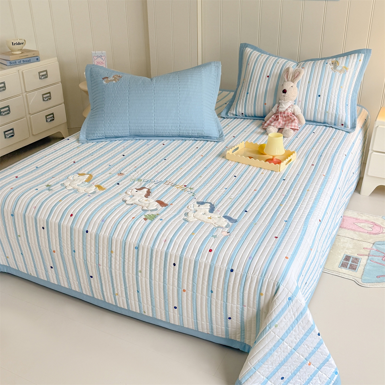 91家纺网 家纺一手货源 找家纺 优贝家纺 2026新款高克重水洗棉云感棉印+贴布绣卡通床盖夹棉软席三件套 木马小团花