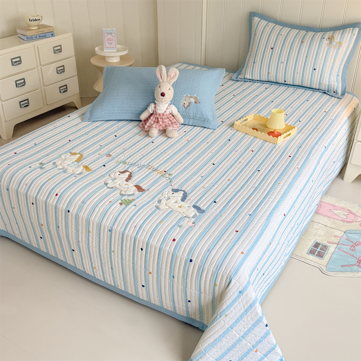 91家纺网 家纺一手货源 找家纺 优贝家纺 2026新款高克重水洗棉云感棉印+贴布绣卡通床盖夹棉软席三件套 木马小团花