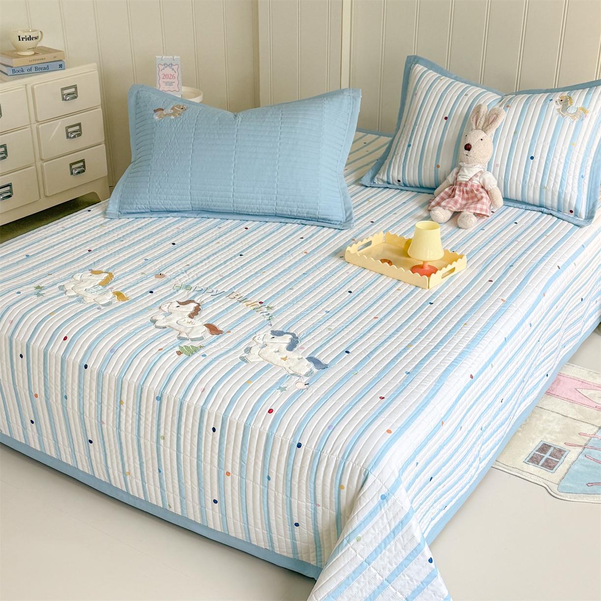 优贝家纺 2026新款高克重水洗棉云感棉印+贴布绣卡通床盖夹棉软席三件套 木马小团花