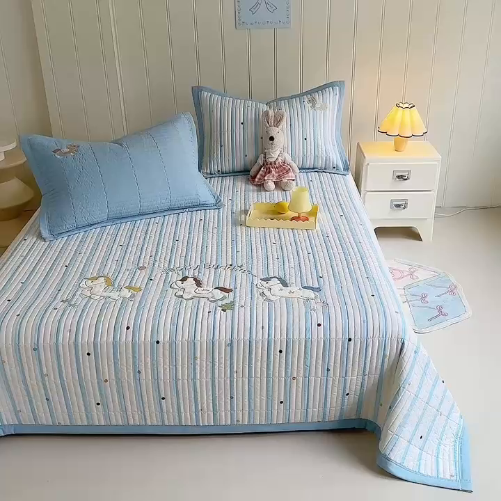 91家纺网 家纺一手货源 找家纺 优贝家纺 2026新款高克重水洗棉云感棉印+贴布绣卡通床盖夹棉软席三件套 木马小团花