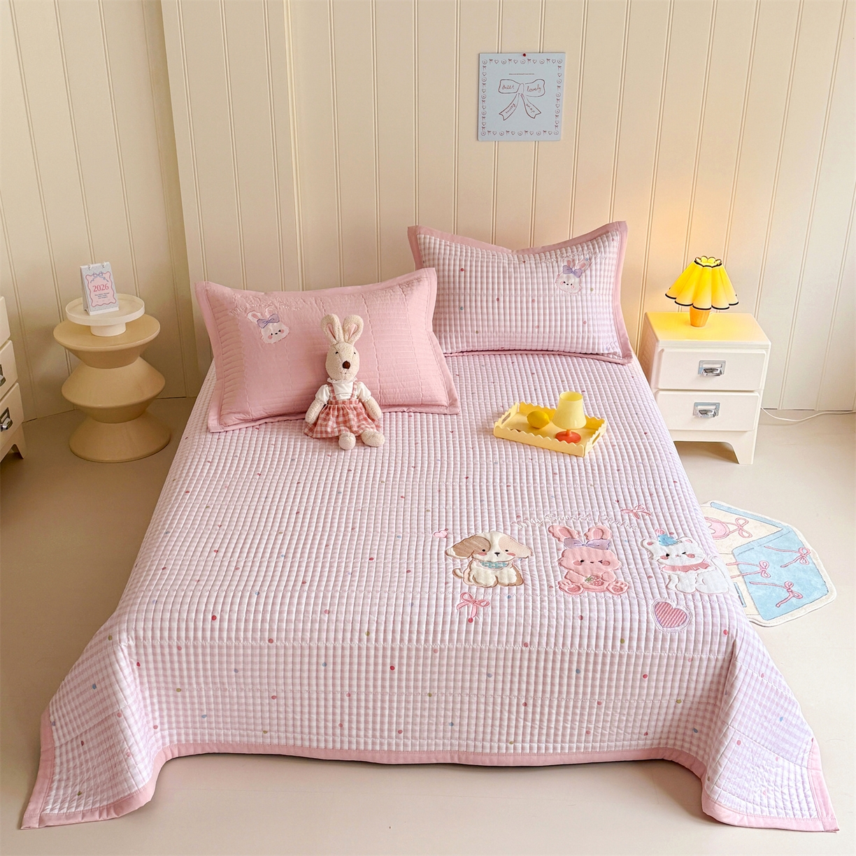 91家纺网 家纺一手货源 找家纺 优贝家纺 2026新款高克重水洗棉云感棉印+贴布绣卡通床盖夹棉软席三件套 甜美兔兔