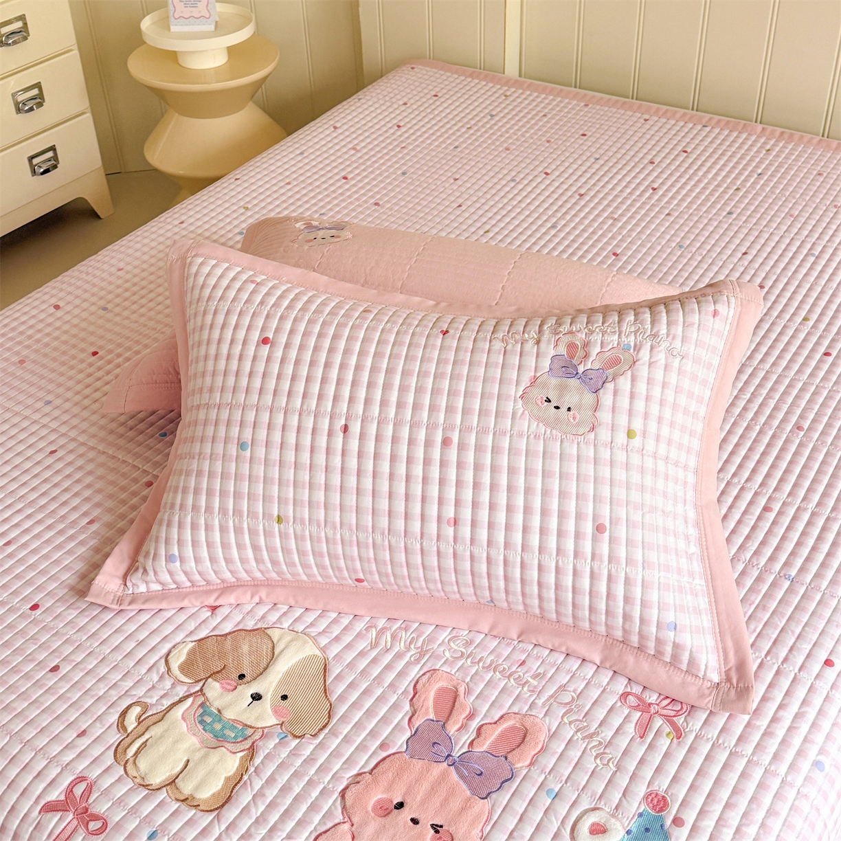 91家纺网 家纺一手货源 找家纺 优贝家纺 2026新款高克重水洗棉云感棉印+贴布绣卡通床盖夹棉软席三件套 甜美兔兔