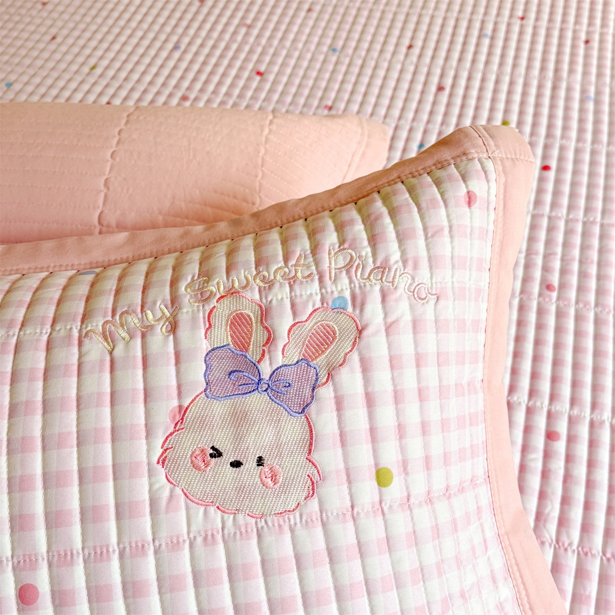 91家纺网 家纺一手货源 找家纺 优贝家纺 2026新款高克重水洗棉云感棉印+贴布绣卡通床盖夹棉软席三件套 甜美兔兔