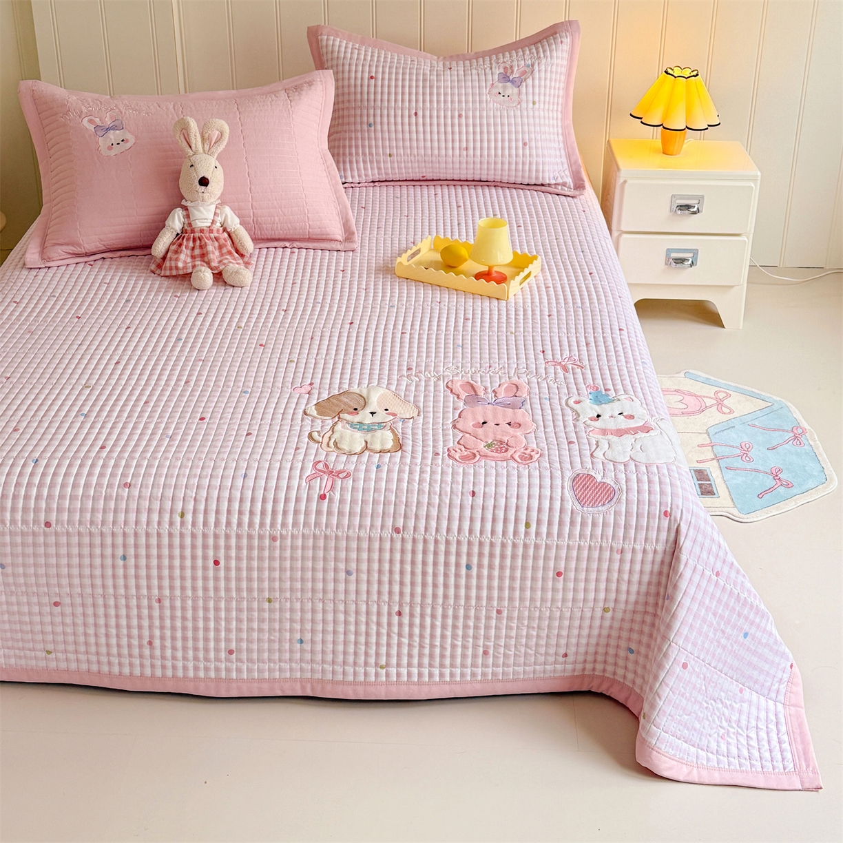 91家纺网 家纺一手货源 找家纺 优贝家纺 2026新款高克重水洗棉云感棉印+贴布绣卡通床盖夹棉软席三件套 甜美兔兔