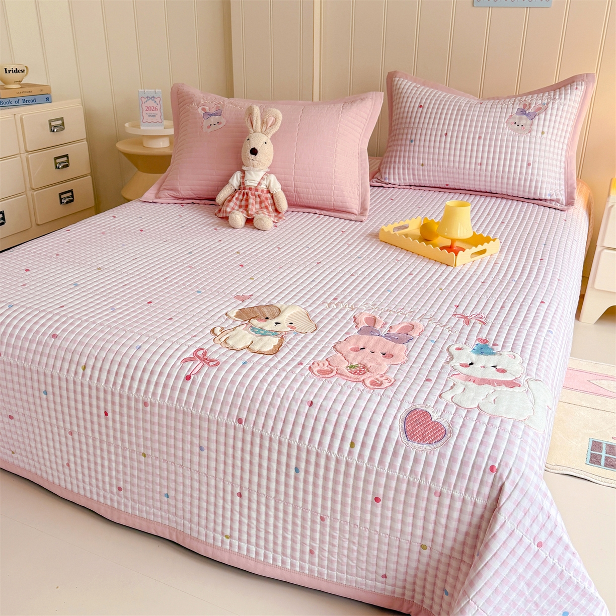 91家纺网 家纺一手货源 找家纺 优贝家纺 2026新款高克重水洗棉云感棉印+贴布绣卡通床盖夹棉软席三件套 甜美兔兔