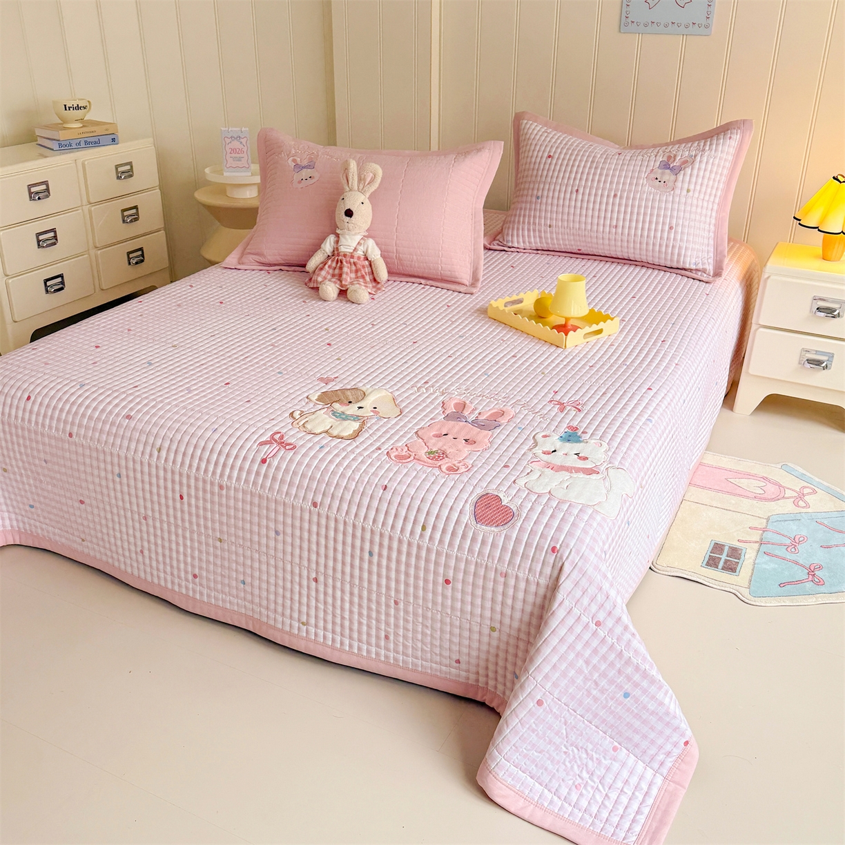 91家纺网 家纺一手货源 找家纺 优贝家纺 2026新款高克重水洗棉云感棉印+贴布绣卡通床盖夹棉软席三件套 甜美兔兔