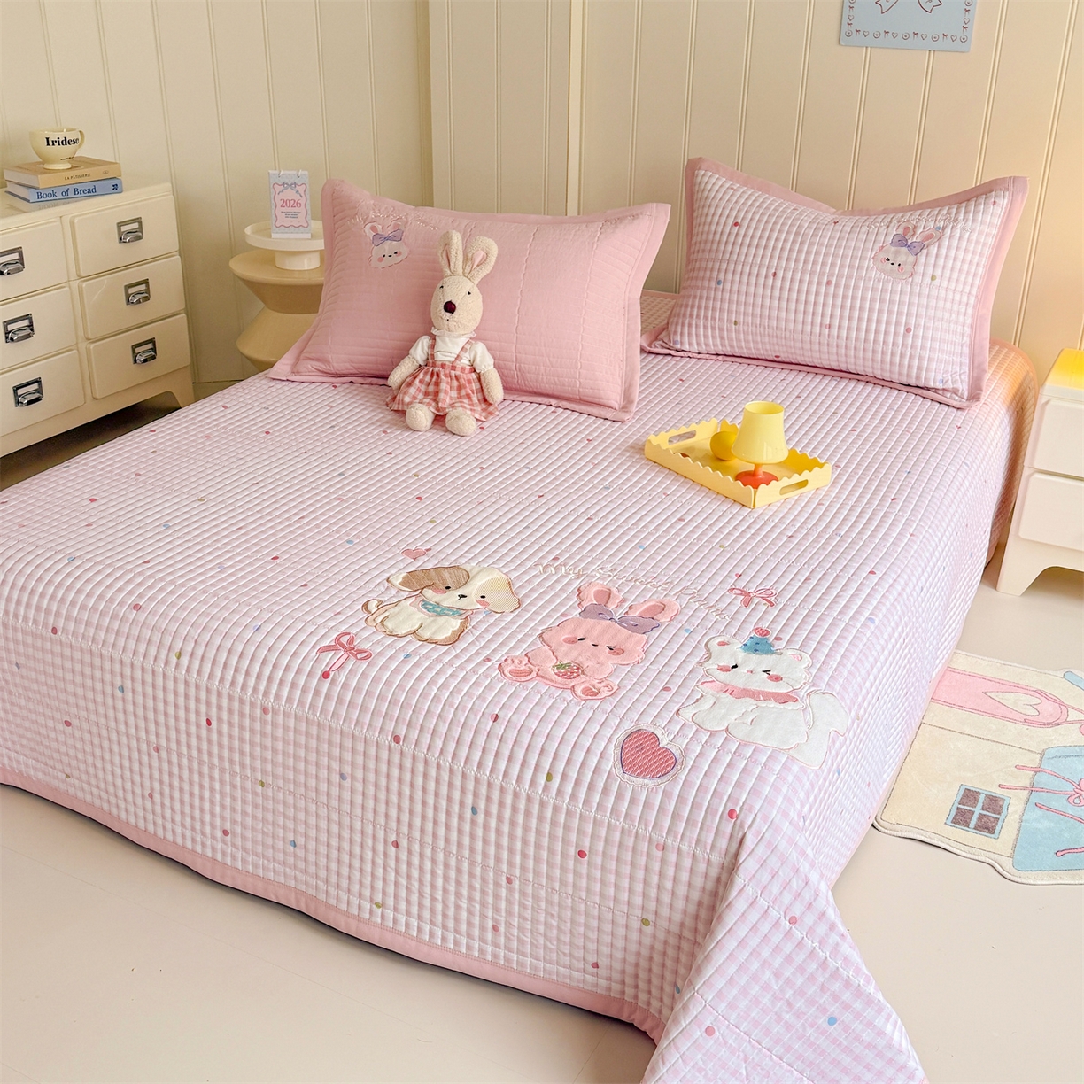 91家纺网 家纺一手货源 找家纺 优贝家纺 2026新款高克重水洗棉云感棉印+贴布绣卡通床盖夹棉软席三件套 甜美兔兔