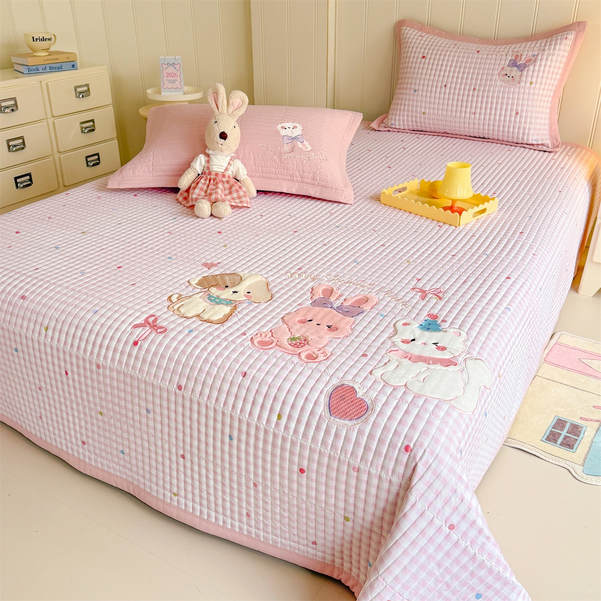 91家纺网 家纺一手货源 找家纺 优贝家纺 2026新款高克重水洗棉云感棉印+贴布绣卡通床盖夹棉软席三件套 甜美兔兔