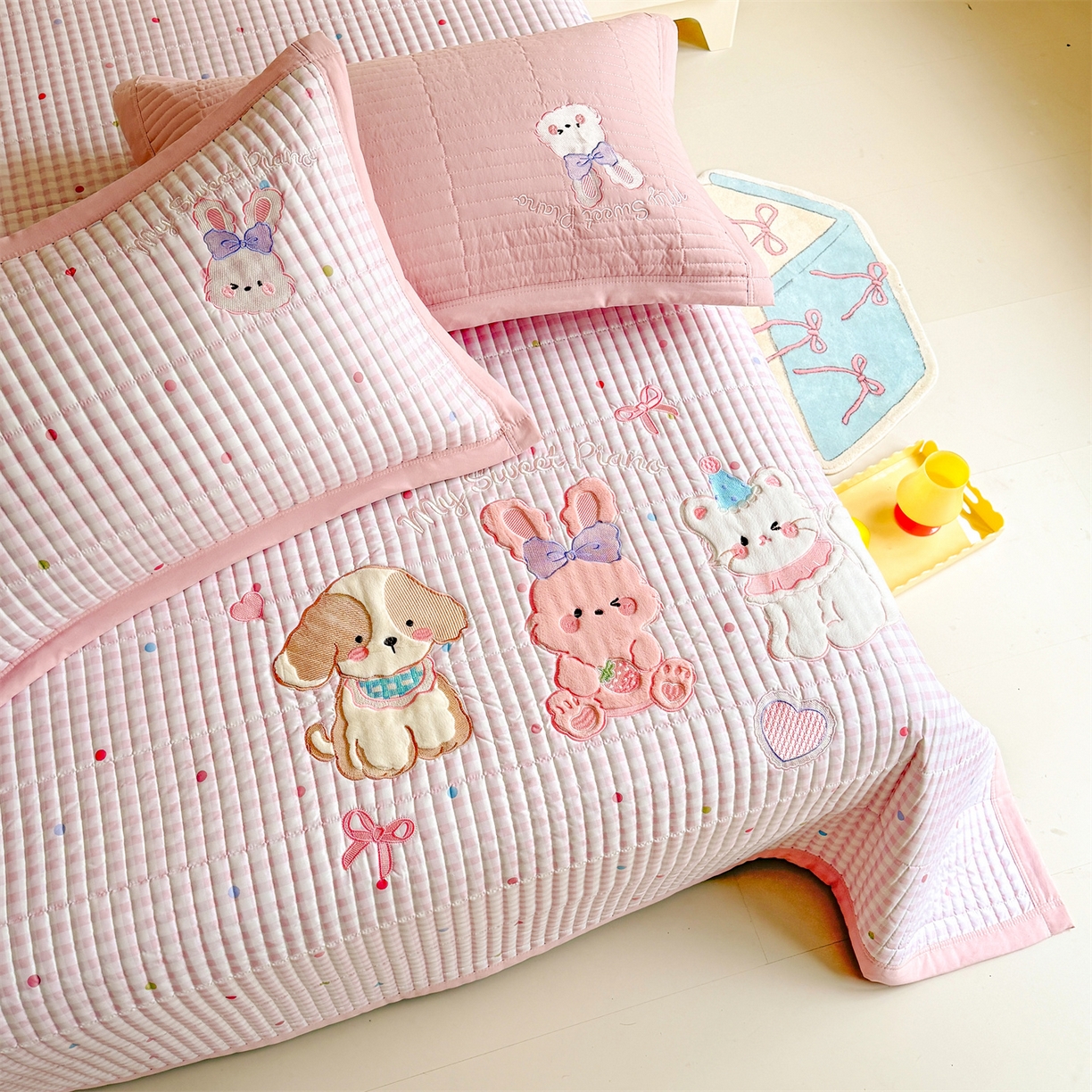 91家纺网 家纺一手货源 找家纺 优贝家纺 2026新款高克重水洗棉云感棉印+贴布绣卡通床盖夹棉软席三件套 甜美兔兔