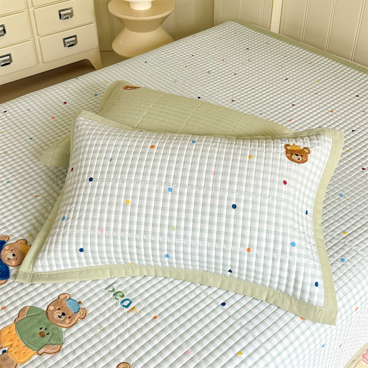 91家纺网 家纺一手货源 找家纺 优贝家纺 2026新款高克重水洗棉云感棉印+贴布绣卡通床盖夹棉软席三件套 熊熊乐园