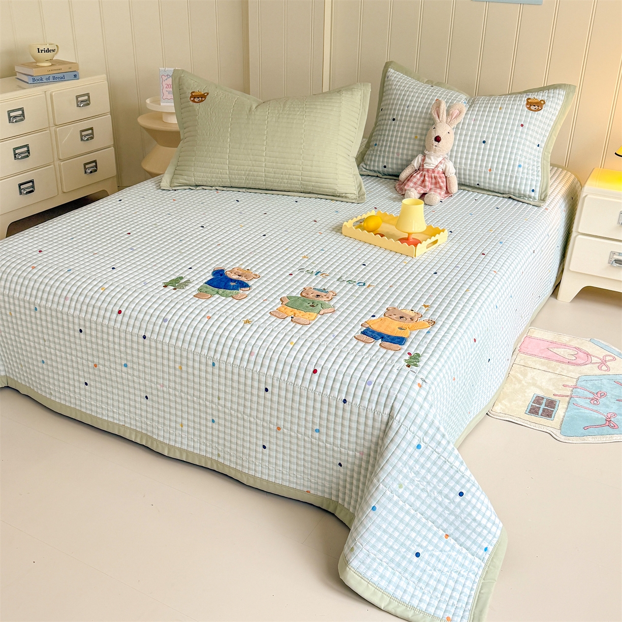 91家纺网 家纺一手货源 找家纺 优贝家纺 2026新款高克重水洗棉云感棉印+贴布绣卡通床盖夹棉软席三件套 熊熊乐园