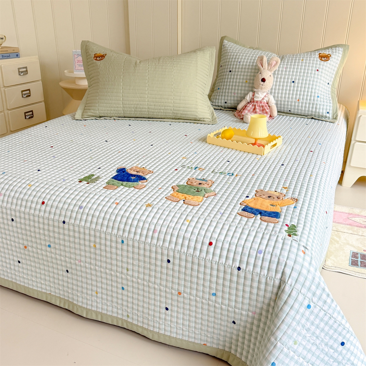 91家纺网 家纺一手货源 找家纺 优贝家纺 2026新款高克重水洗棉云感棉印+贴布绣卡通床盖夹棉软席三件套 熊熊乐园