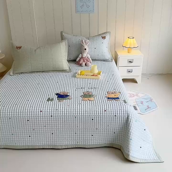 91家纺网 家纺一手货源 找家纺 优贝家纺 2026新款高克重水洗棉云感棉印+贴布绣卡通床盖夹棉软席三件套 熊熊乐园
