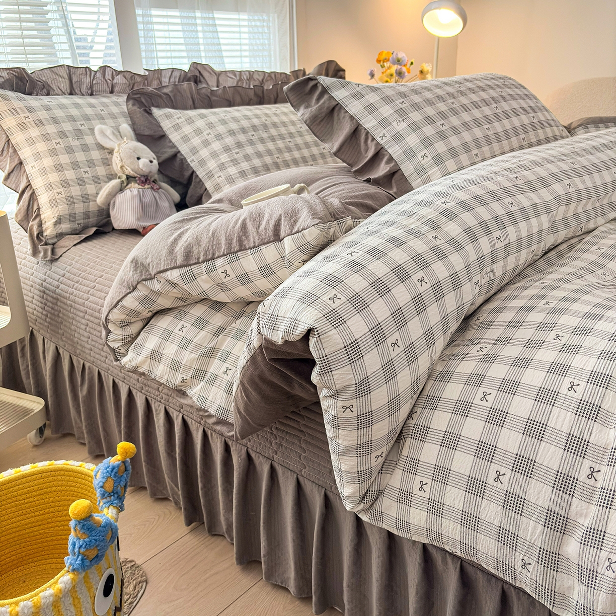 91家纺网 家纺一手货源 找家纺 畅畅家纺 2026新款春夏小清新泡芙双层纱床盖款四件套 蝴蝶结-灰