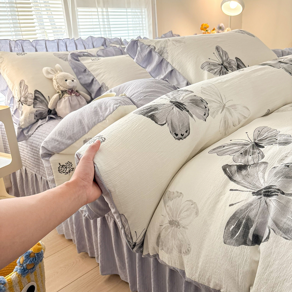 91家纺网 家纺一手货源 找家纺 畅畅家纺 2026新款春夏小清新泡芙双层纱床盖款四件套 蝴蝶飞舞