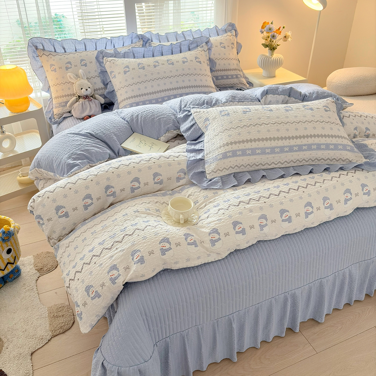 91家纺网 家纺一手货源 找家纺 畅畅家纺 2026新款春夏小清新泡芙双层纱床盖款四件套 小雪人-蓝