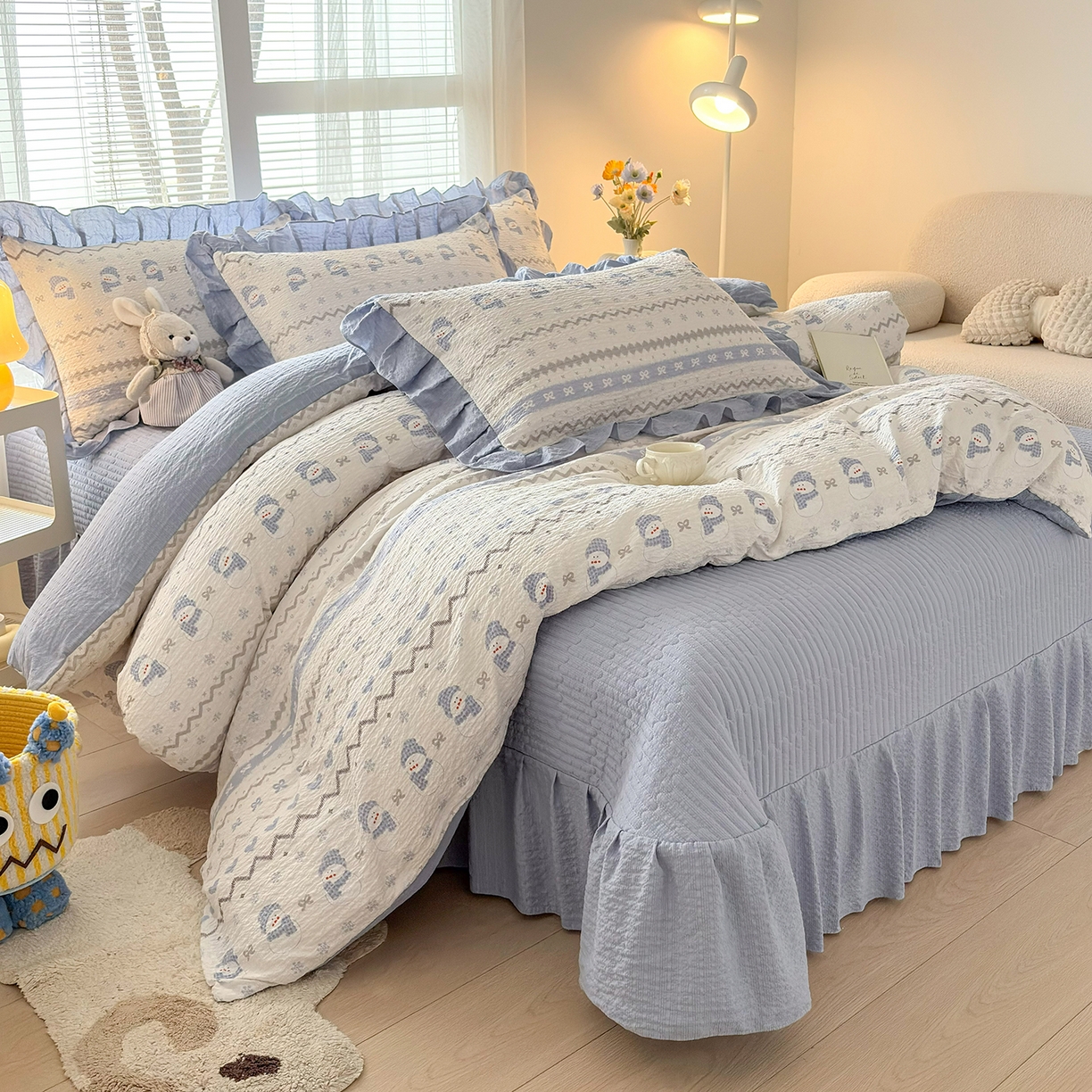 91家纺网 家纺一手货源 找家纺 畅畅家纺 2026新款春夏小清新泡芙双层纱床盖款四件套 小雪人-蓝