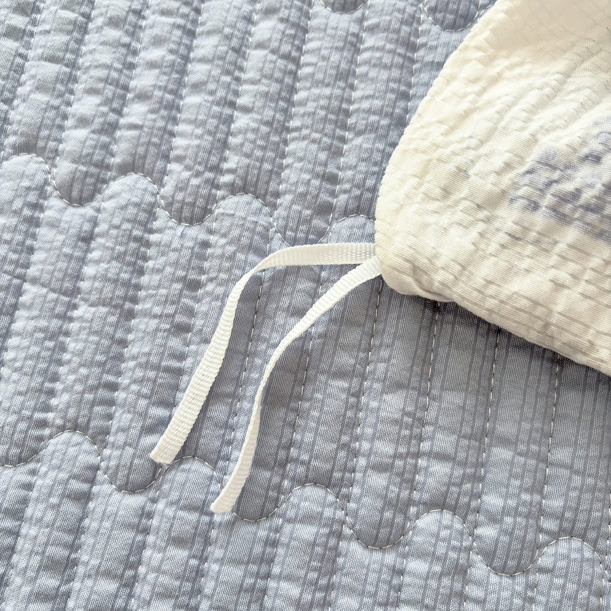 91家纺网 家纺一手货源 找家纺 畅畅家纺 2026新款春夏小清新泡芙双层纱床盖款四件套 小雪人-蓝