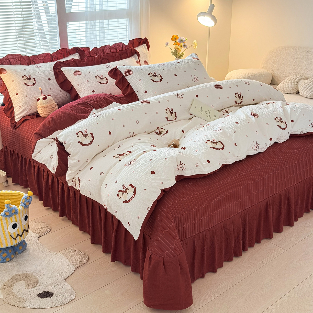 91家纺网 家纺一手货源 找家纺 畅畅家纺 2026新款春夏小清新泡芙双层纱床盖款四件套 鸿运小马