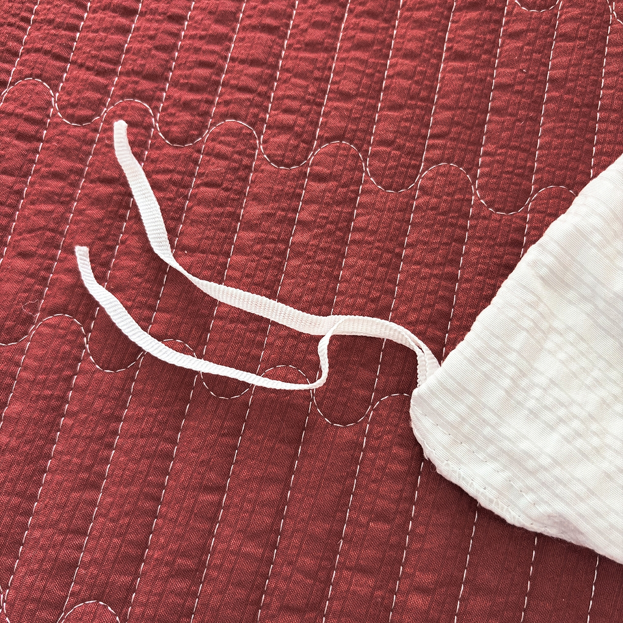 91家纺网 家纺一手货源 找家纺 畅畅家纺 2026新款春夏小清新泡芙双层纱床盖款四件套 鸿运小马