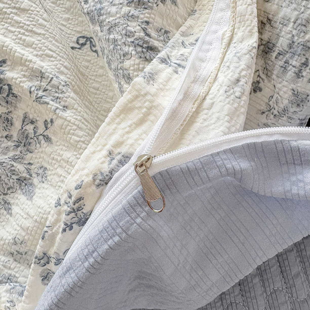 91家纺网 家纺一手货源 找家纺 畅畅家纺 2026新款春夏小清新泡芙双层纱床盖款四件套 仲夏之梦