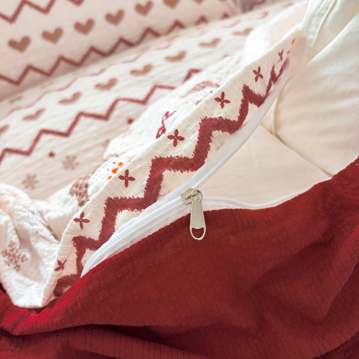 91家纺网 家纺一手货源 找家纺 畅畅家纺 2026新款春夏小清新泡芙双层纱床盖款四件套 小雪人-红