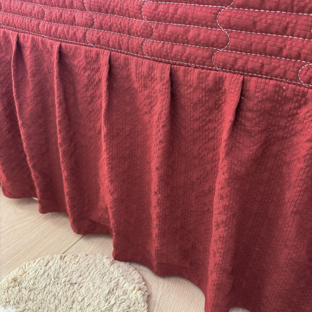 91家纺网 家纺一手货源 找家纺 畅畅家纺 2026新款春夏小清新泡芙双层纱床盖款四件套 小雪人-红