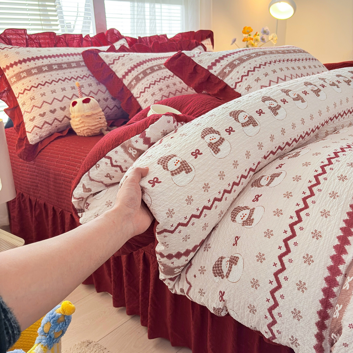 91家纺网 家纺一手货源 找家纺 畅畅家纺 2026新款春夏小清新泡芙双层纱床盖款四件套 小雪人-红