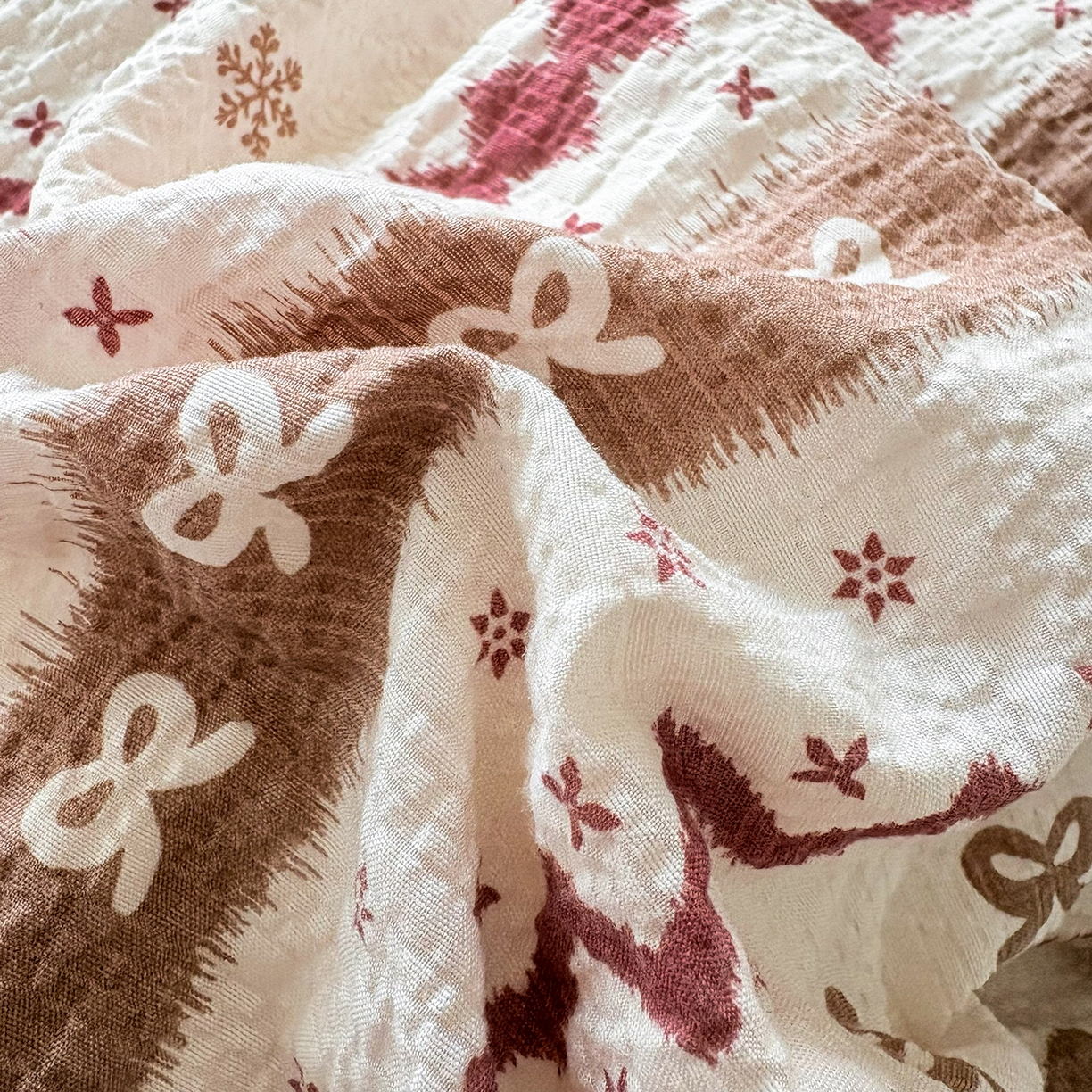 91家纺网 家纺一手货源 找家纺 畅畅家纺 2026新款春夏小清新泡芙双层纱床盖款四件套 小雪人-红