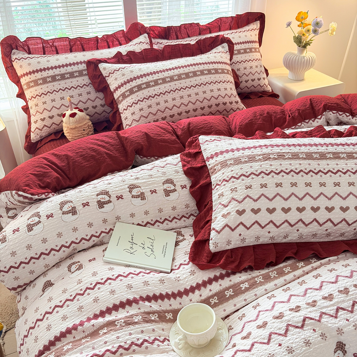 91家纺网 家纺一手货源 找家纺 畅畅家纺 2026新款春夏小清新泡芙双层纱床盖款四件套 小雪人-红