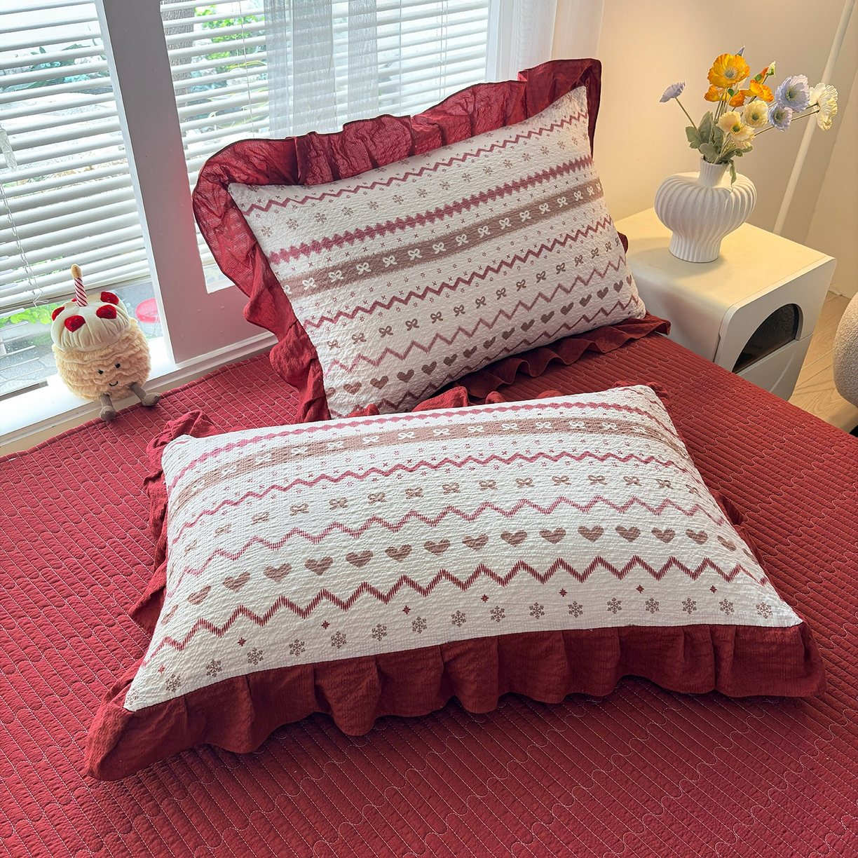 91家纺网 家纺一手货源 找家纺 畅畅家纺 2026新款春夏小清新泡芙双层纱床盖款四件套 小雪人-红