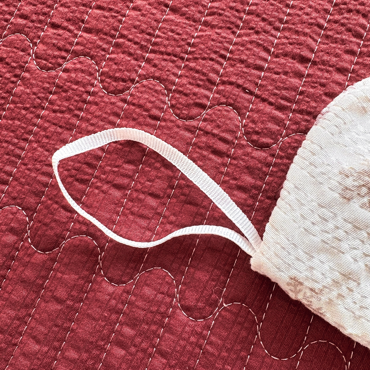 91家纺网 家纺一手货源 找家纺 畅畅家纺 2026新款春夏小清新泡芙双层纱床盖款四件套 小雪人-红