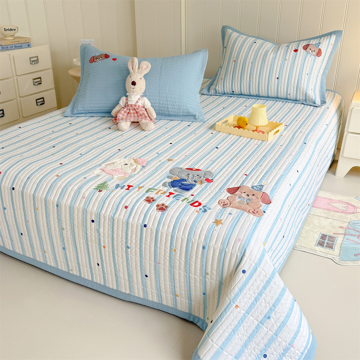 91家纺网 家纺一手货源 找家纺 绒棉世家 2026新款高克重水洗棉云感棉印+贴布绣卡通床盖夹棉软席三件套 萌犬乐园