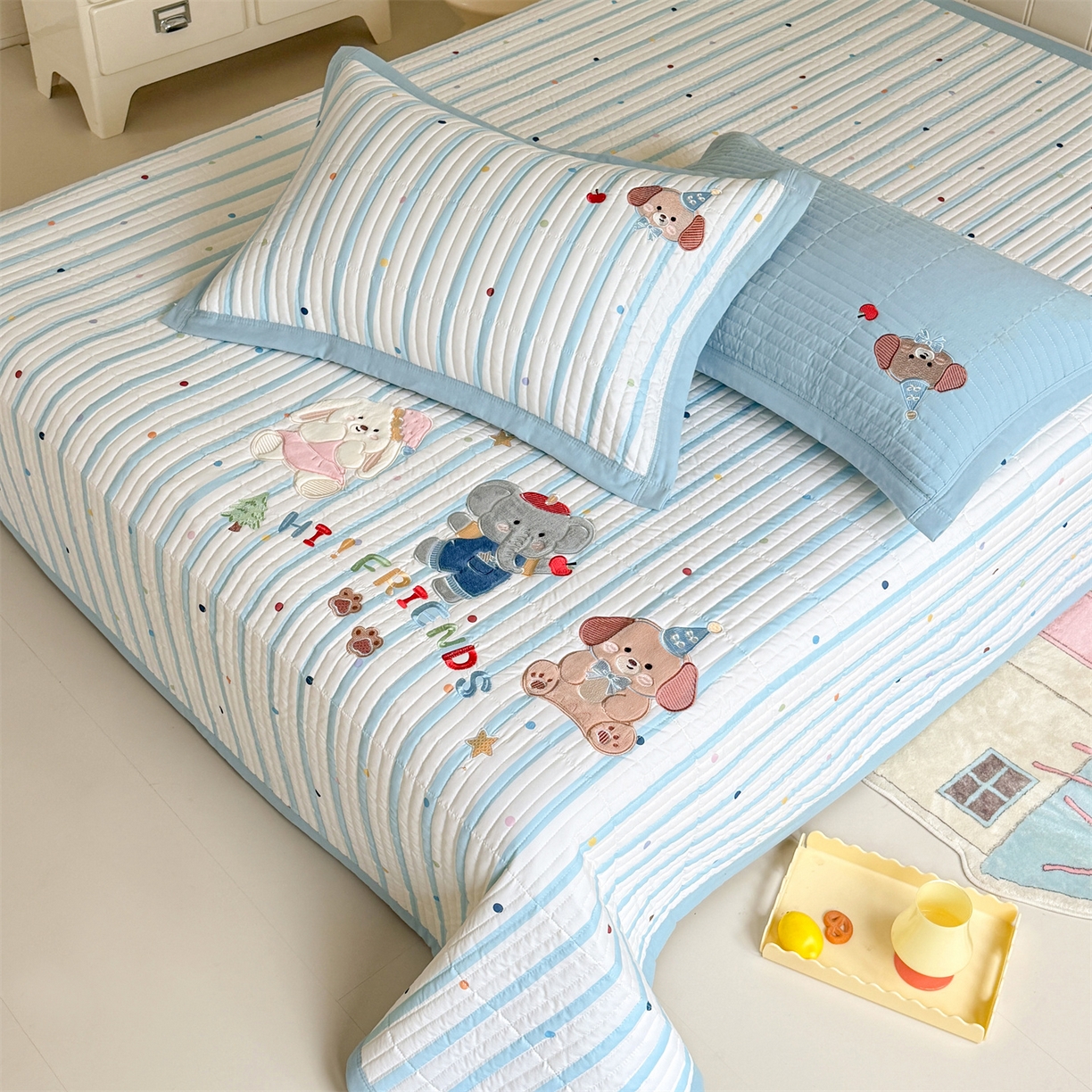 91家纺网 家纺一手货源 找家纺 绒棉世家 2026新款高克重水洗棉云感棉印+贴布绣卡通床盖夹棉软席三件套 萌犬乐园