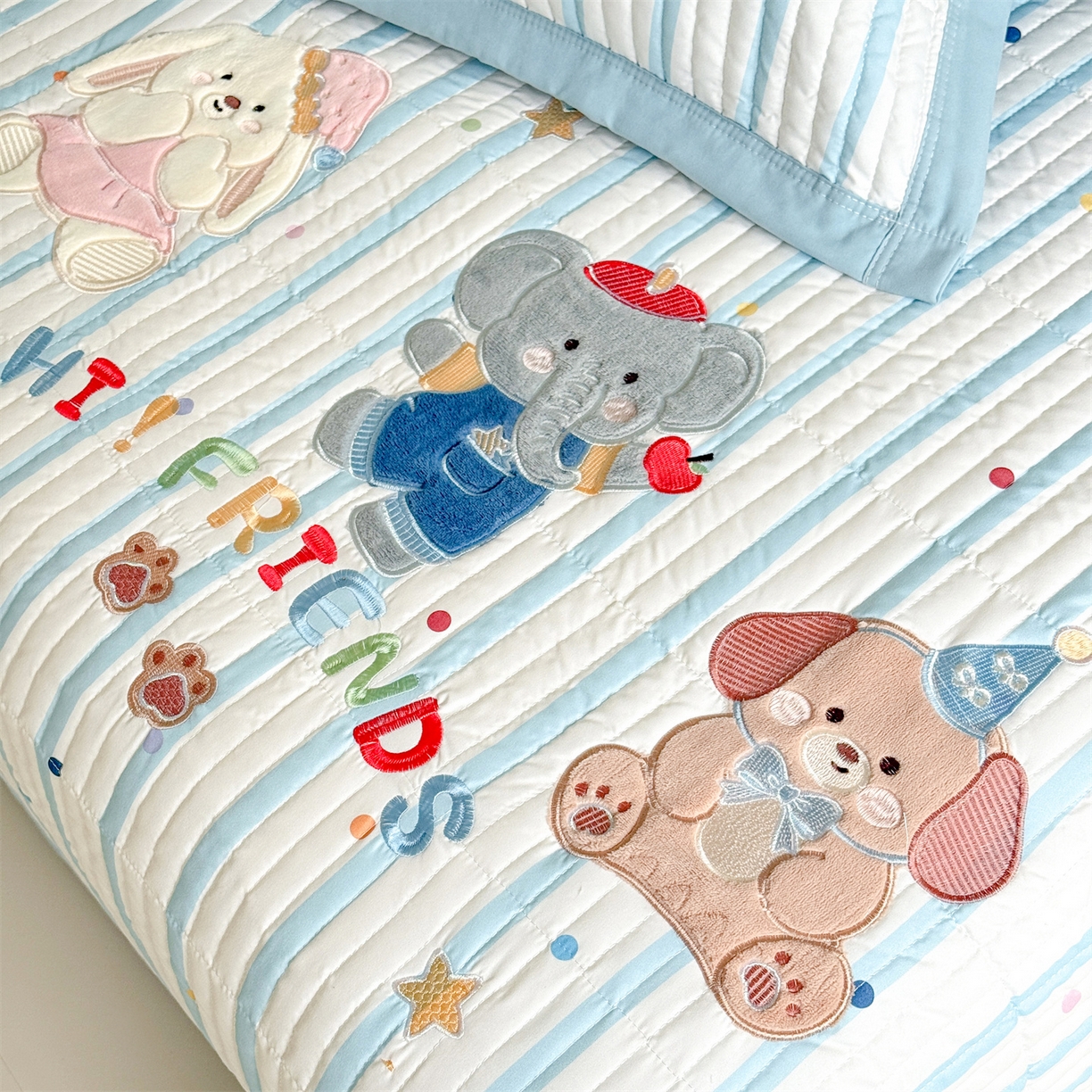 91家纺网 家纺一手货源 找家纺 绒棉世家 2026新款高克重水洗棉云感棉印+贴布绣卡通床盖夹棉软席三件套 萌犬乐园