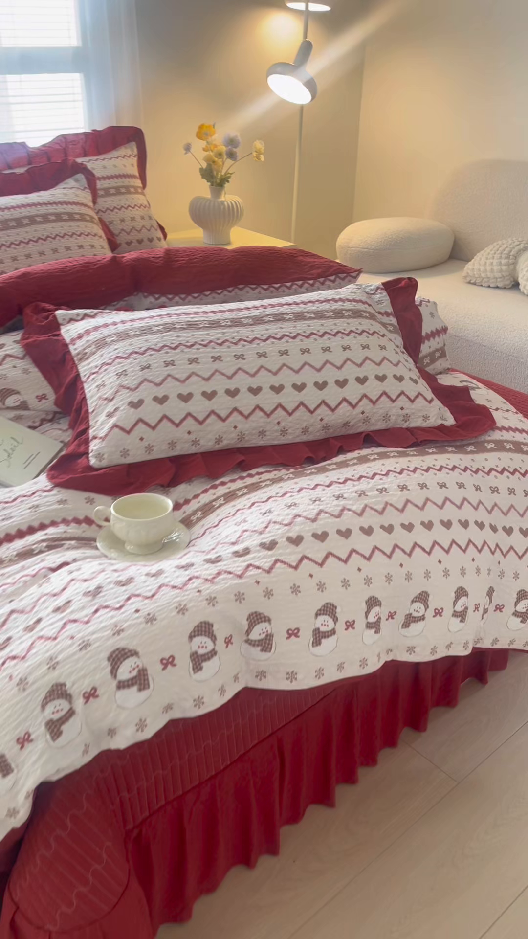 91家纺网 家纺一手货源 找家纺 畅畅家纺 2026新款春夏小清新泡芙双层纱床盖款四件套 小雪人-红