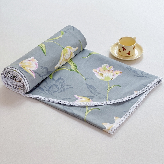 91家纺网 家纺一手货源 找家纺 梵克保罗 2026春夏原棉鱼骨棉老粗布花边印花床单软凉席席子三件套 花韵雅姿