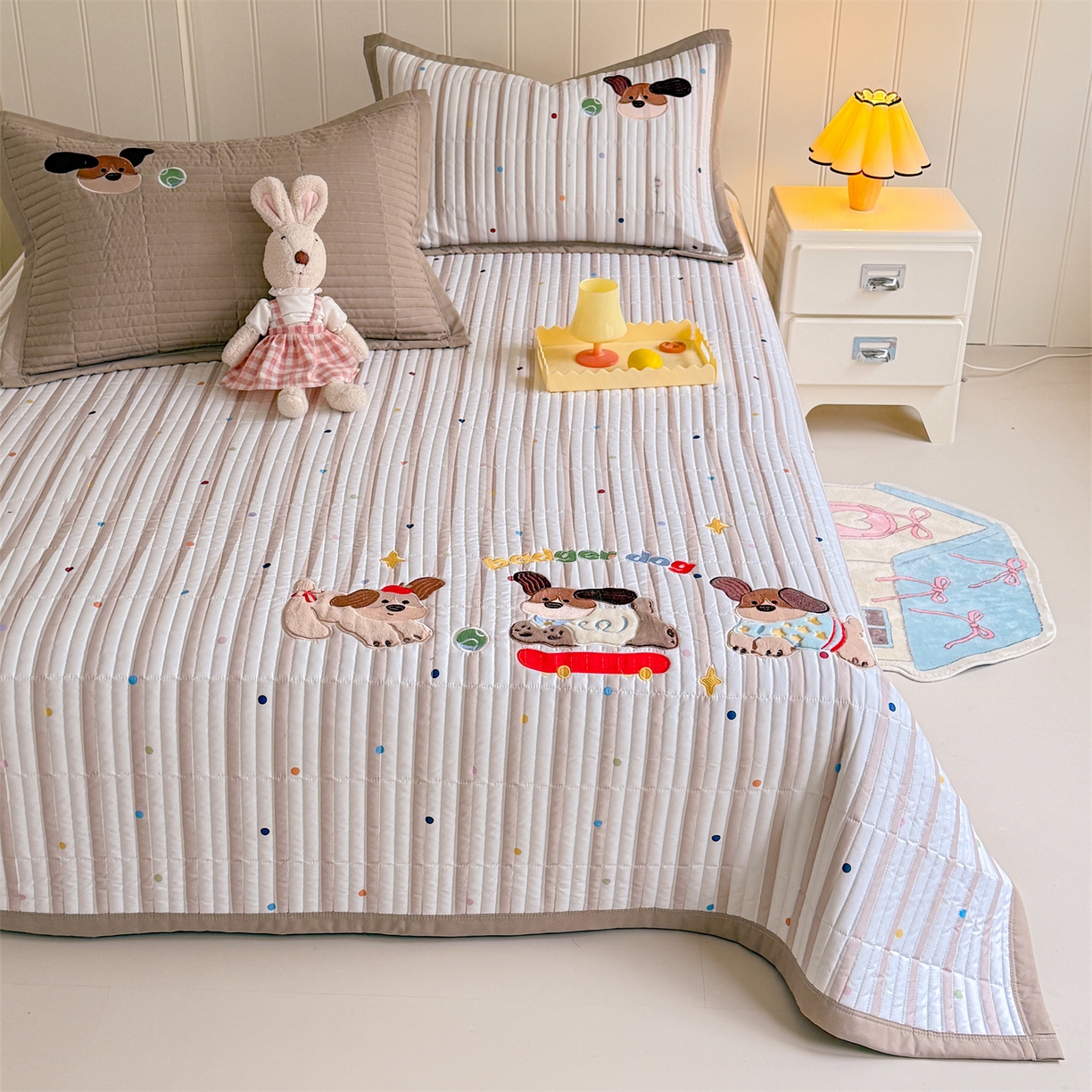 91家纺网 家纺一手货源 找家纺 绒棉世家 2026新款高克重水洗棉云感棉印+贴布绣卡通床盖夹棉软席三件套 萌萌腊肠狗