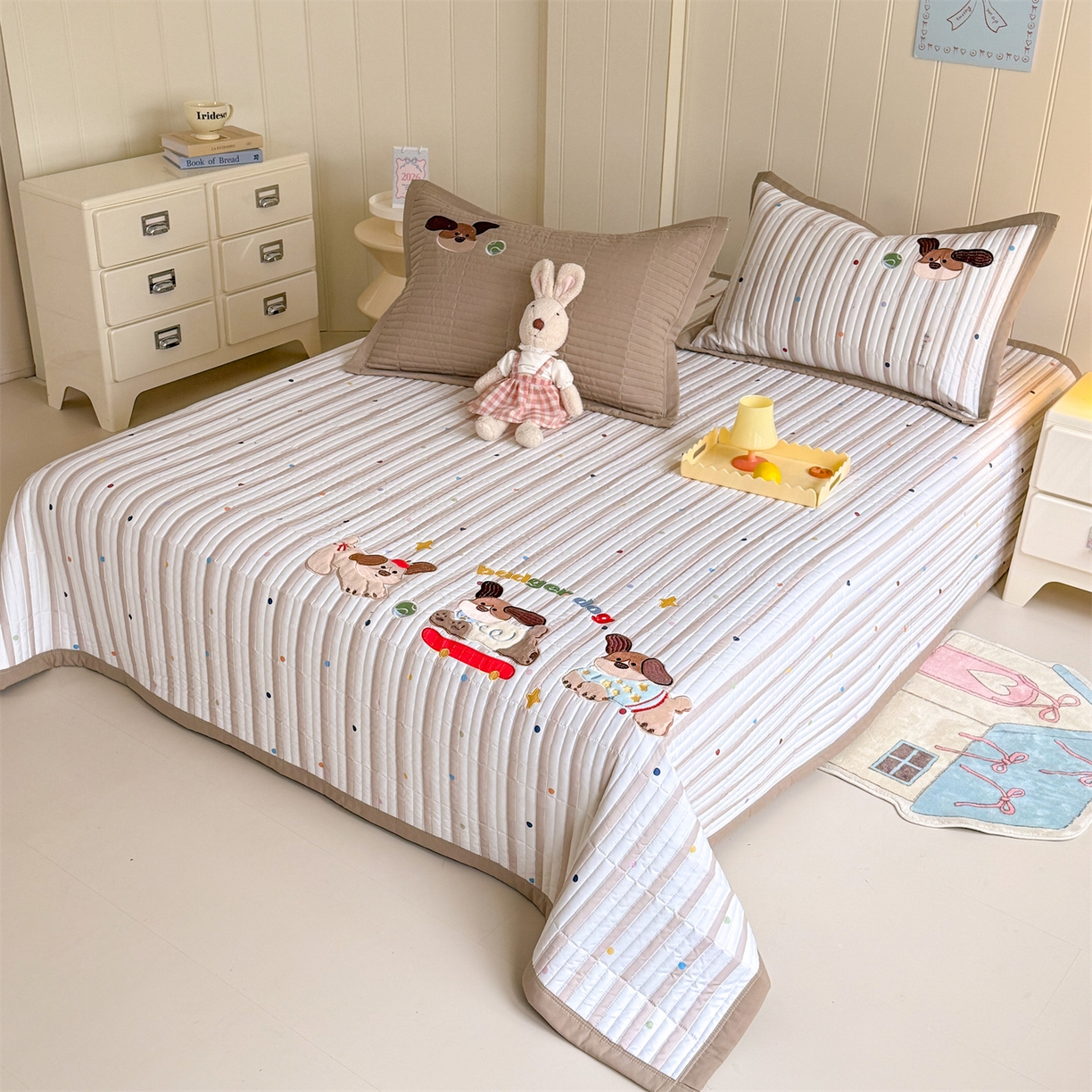 91家纺网 家纺一手货源 找家纺 绒棉世家 2026新款高克重水洗棉云感棉印+贴布绣卡通床盖夹棉软席三件套 萌萌腊肠狗