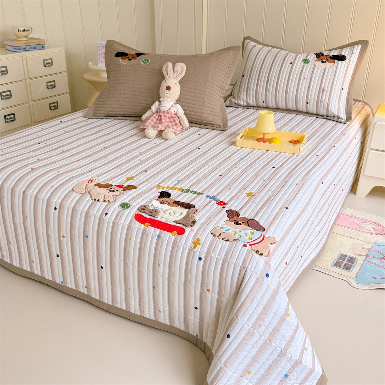 91家纺网 家纺一手货源 找家纺 绒棉世家 2026新款高克重水洗棉云感棉印+贴布绣卡通床盖夹棉软席三件套 萌萌腊肠狗