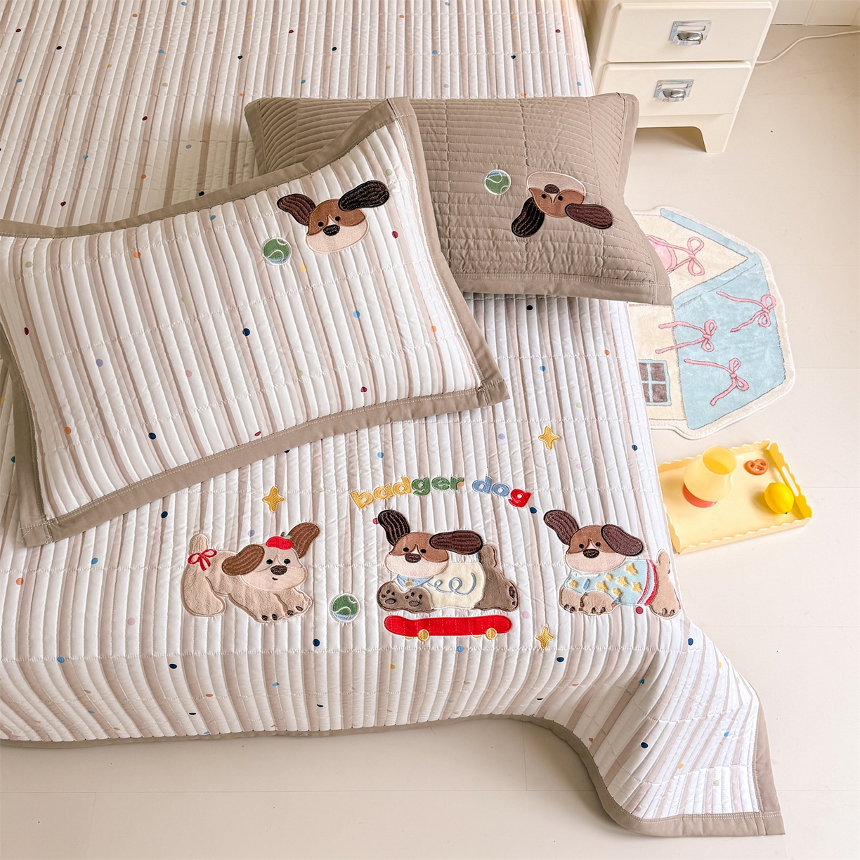 91家纺网 家纺一手货源 找家纺 绒棉世家 2026新款高克重水洗棉云感棉印+贴布绣卡通床盖夹棉软席三件套 萌萌腊肠狗