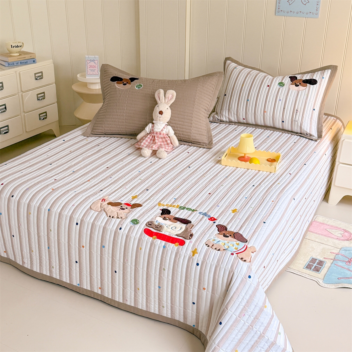 91家纺网 家纺一手货源 找家纺 绒棉世家 2026新款高克重水洗棉云感棉印+贴布绣卡通床盖夹棉软席三件套 萌萌腊肠狗