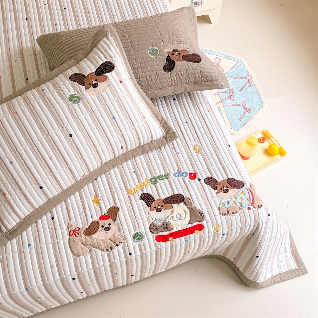 91家纺网 家纺一手货源 找家纺 绒棉世家 2026新款高克重水洗棉云感棉印+贴布绣卡通床盖夹棉软席三件套 萌萌腊肠狗