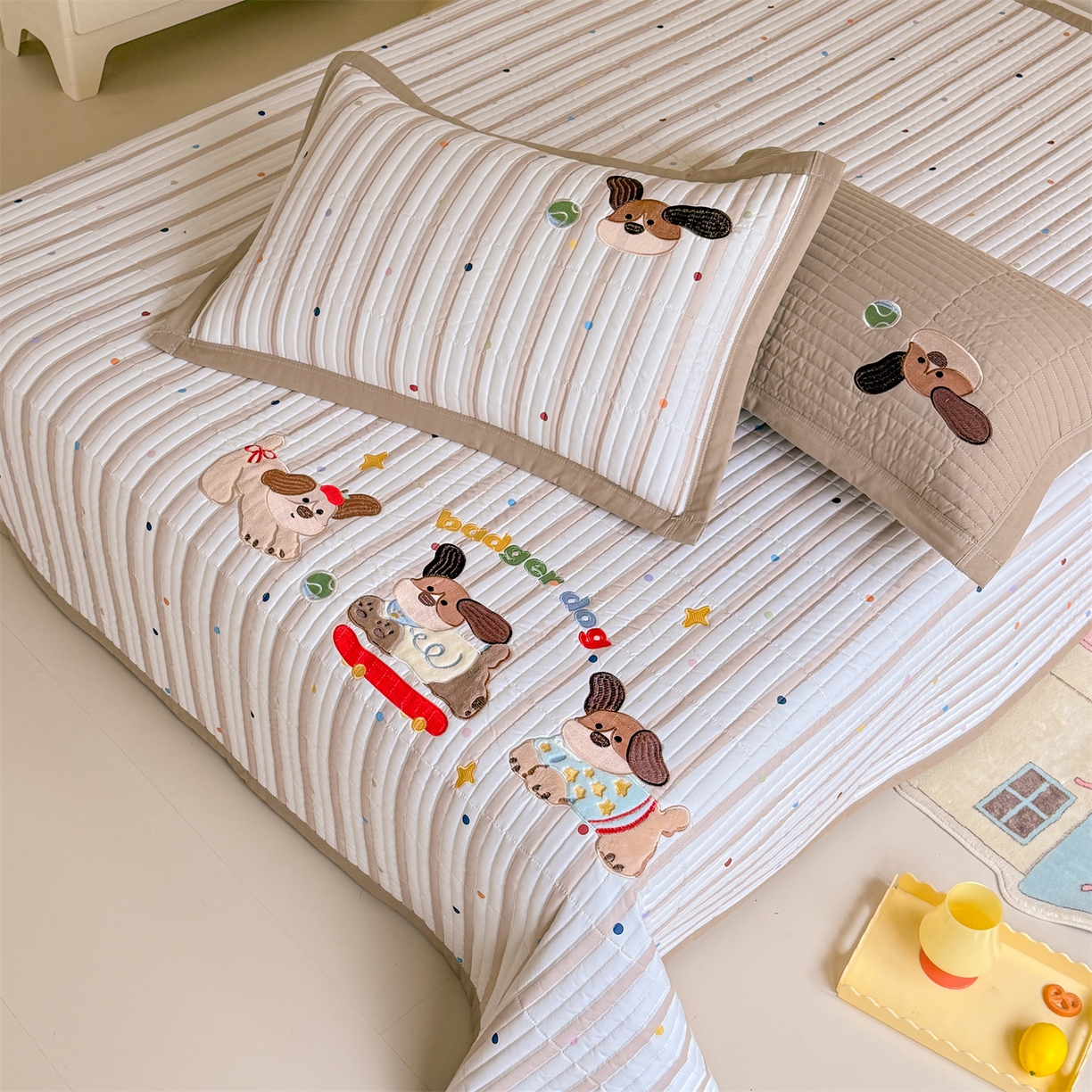 91家纺网 家纺一手货源 找家纺 绒棉世家 2026新款高克重水洗棉云感棉印+贴布绣卡通床盖夹棉软席三件套 萌萌腊肠狗