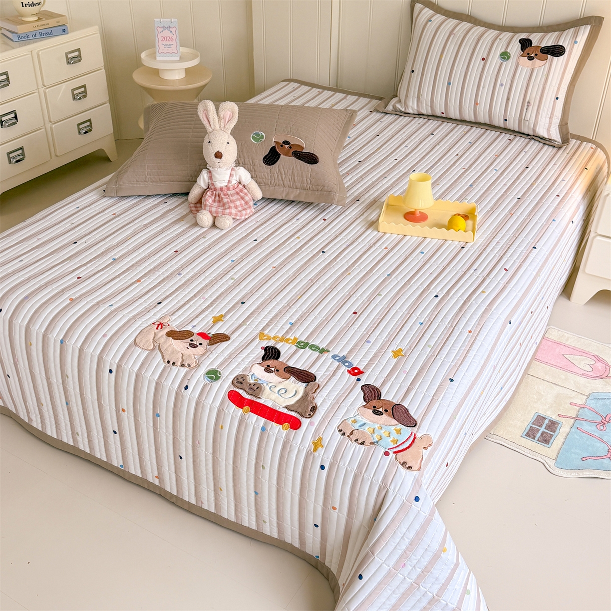 91家纺网 家纺一手货源 找家纺 绒棉世家 2026新款高克重水洗棉云感棉印+贴布绣卡通床盖夹棉软席三件套 萌萌腊肠狗