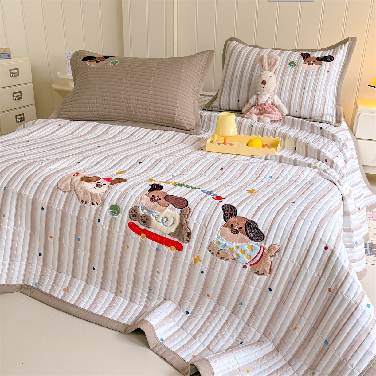 91家纺网 家纺一手货源 找家纺 绒棉世家 2026新款高克重水洗棉云感棉印+贴布绣卡通床盖夹棉软席三件套 萌萌腊肠狗