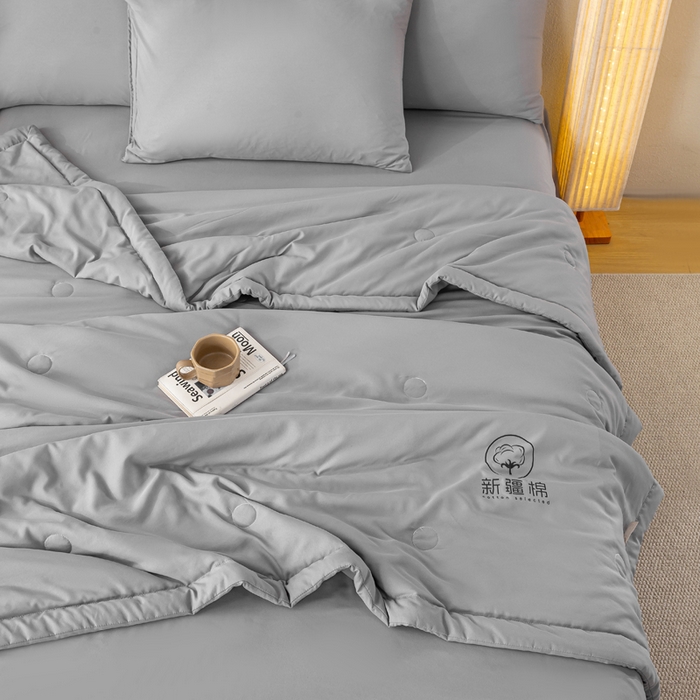 91家纺网 家纺一手货源 找家纺 憨豆  2026新款撞色双拼新疆棉花被夏被无印风水洗棉空调被夏凉被子（常年有货） 棉朵-简约灰