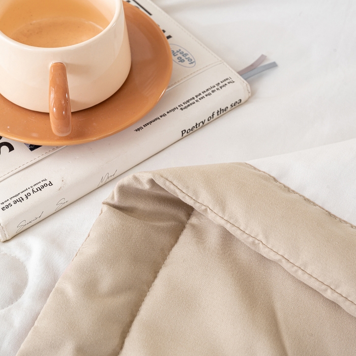 91家纺网 家纺一手货源 找家纺 憨豆  2026新款撞色双拼新疆棉花被夏被无印风水洗棉空调被夏凉被子（常年有货） 棉朵-卡其白