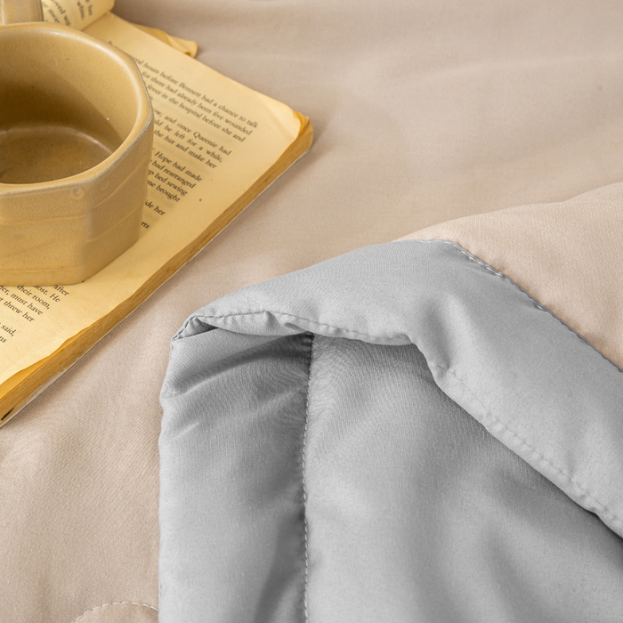 91家纺网 家纺一手货源 找家纺 憨豆  2026新款撞色双拼新疆棉花被夏被无印风水洗棉空调被夏凉被子（常年有货） 棉朵-卡其灰